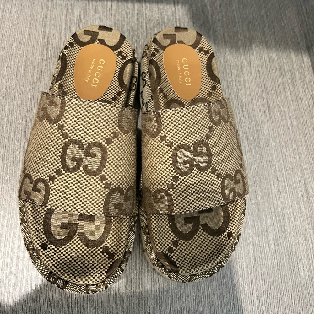 Gucci sandals size 6